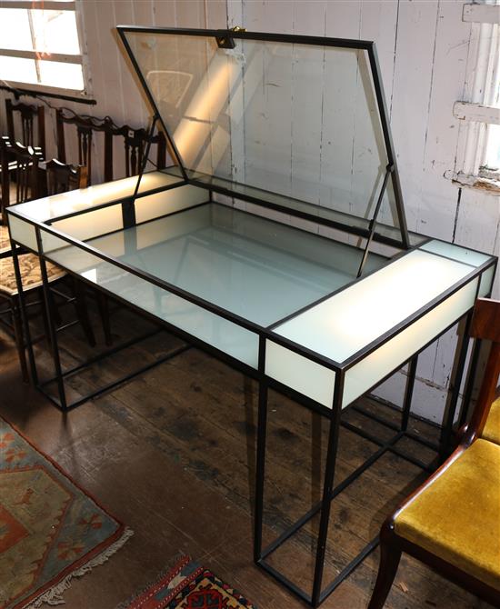 Vitrine table